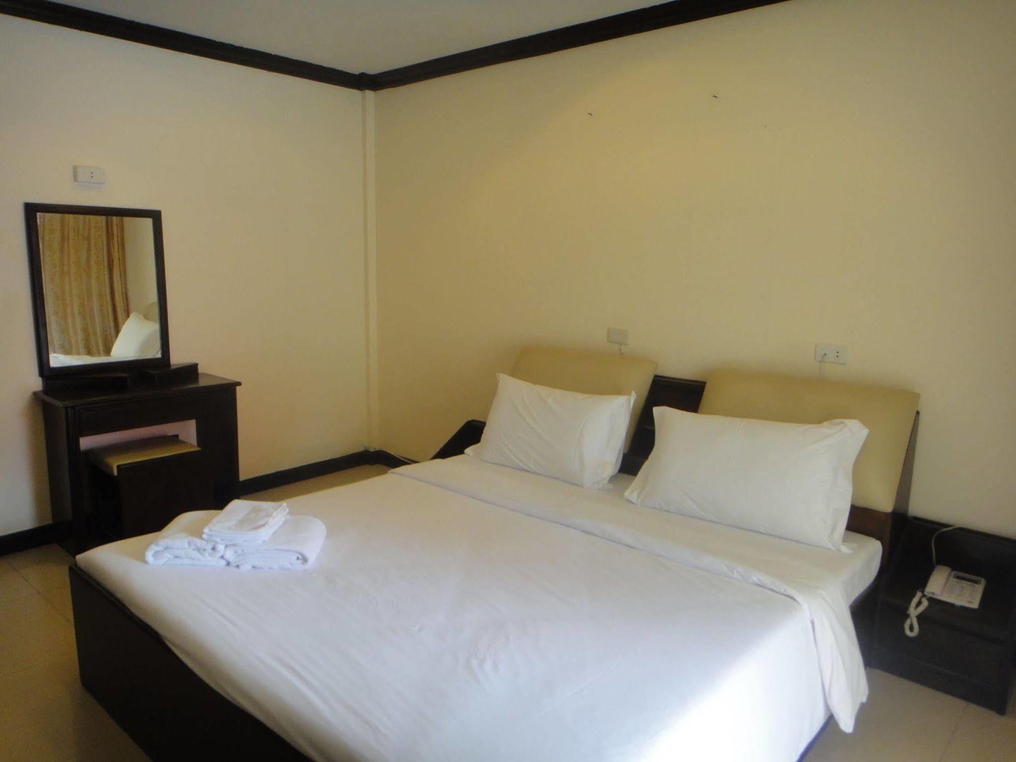 Safe House Hostel Patong Kültér fotó